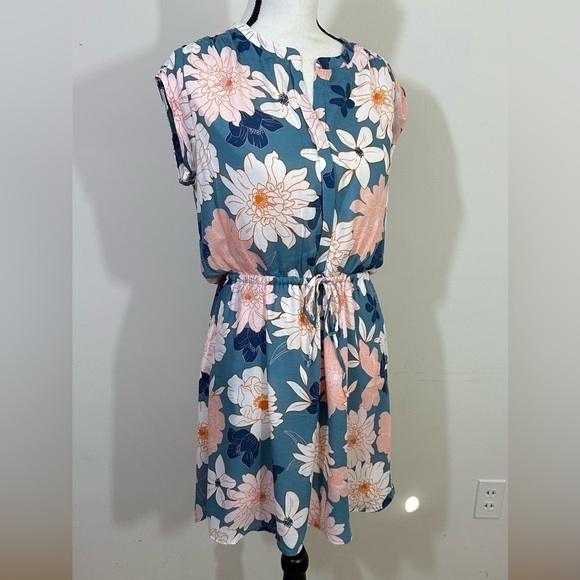 DR 2 sz med dress sheer overlay with a full lining  Very pretty floral - Picture 3 of 12